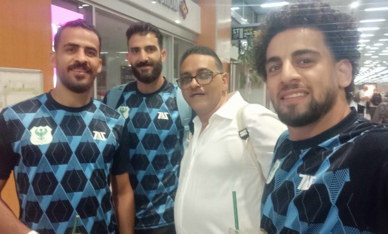 المواطن المصري مجدي عمران مع بعض لاعبي النادي المصري البورسعيدي