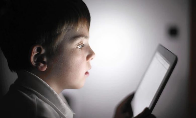 دراسة: تعرض الأطفال لشاشات الأجهزة يؤخر نمو الوظائف العقلية