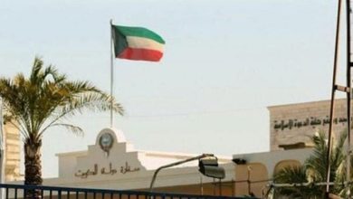 سفارة الكويت بالمملكة تطالب مواطنيها بعدم رفع أي علم أجنبي أو وضع ملصقات تحمل شعارات طائفية خلال احتفالات اليوم الوطني السعودي