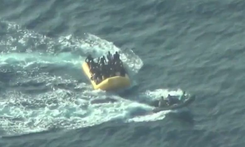 لحظة غرق قارب يحمل 50 مهاجرا قبالة سواحل ليبيا ...