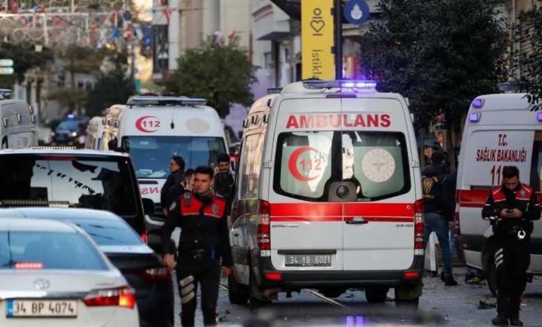 مقتل 6 أشخاص وإصابة العشرات بعد سقوط حافلة في حفرة