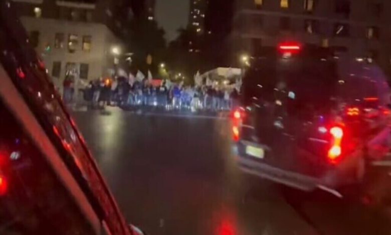 نتنياهو يختتم زيارته للولايات المتحدة والمتظاهرون يهتفون “العار” عند مغادرة موكبه في نيويورك