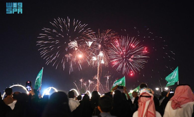 وهج الألعاب النارية يمتع ملايين المشاهدين في مختلف مناطق المملكة احتفالاً باليوم الوطني الـ 93