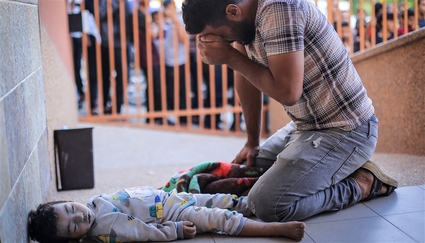 أب فلسطيني يبكي ابنه بحرقة بعد مقتله في الهجوم الإسرائيلي على مستشفى المعمداني (وكالات)