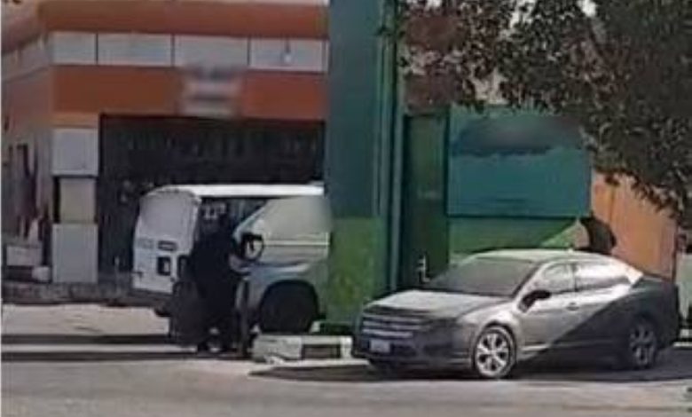 الرياض: دوريات الأمن تسترد أموالاً إثر تعرض مركبة نقل أموال لسطو من شخصين مسلحين - أخبار السعودية