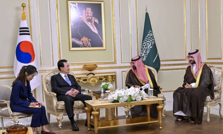 رئيس كوريا الجنوبية يستقبل وزير الحرس الوطني ووزير الدفاع - أخبار السعودية