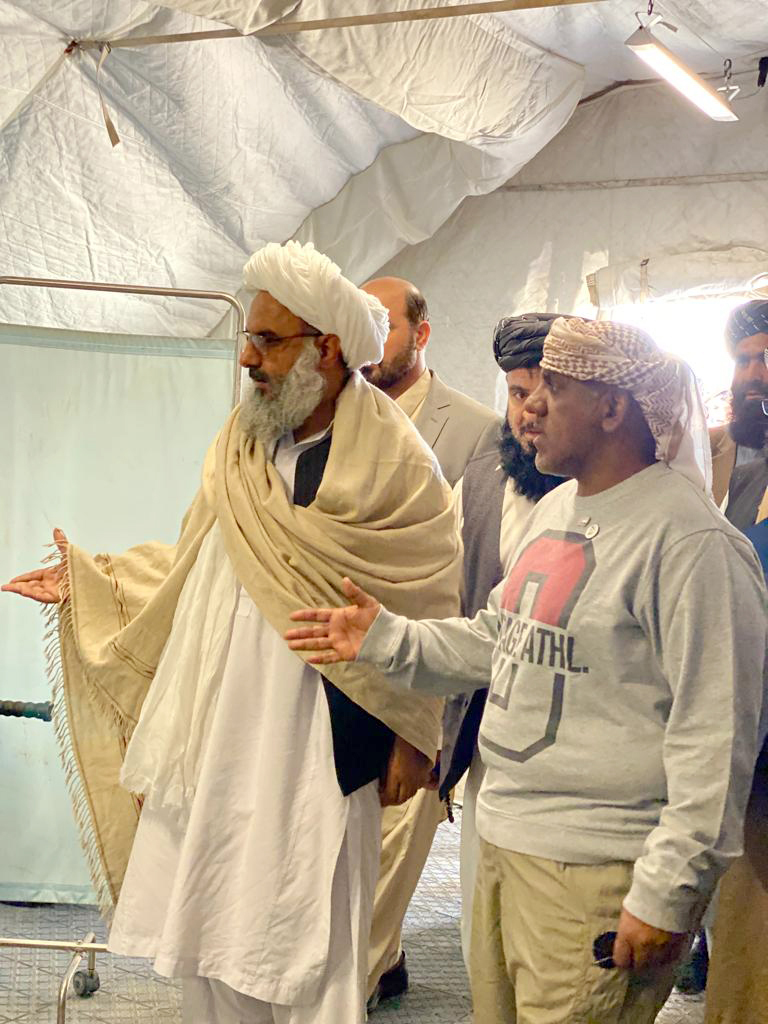 والي هيرات يزور المستشفى الميداني الإماراتي ويطمئن على مصابي زلزال أفغانستان