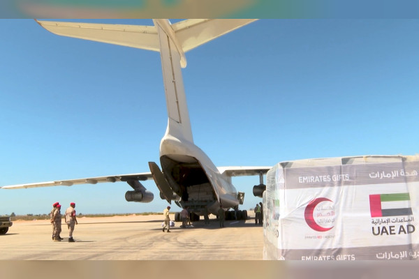 37 طائرة مساعدات إماراتية منذ اطلاق الجسر الجوي إلى ليبيا