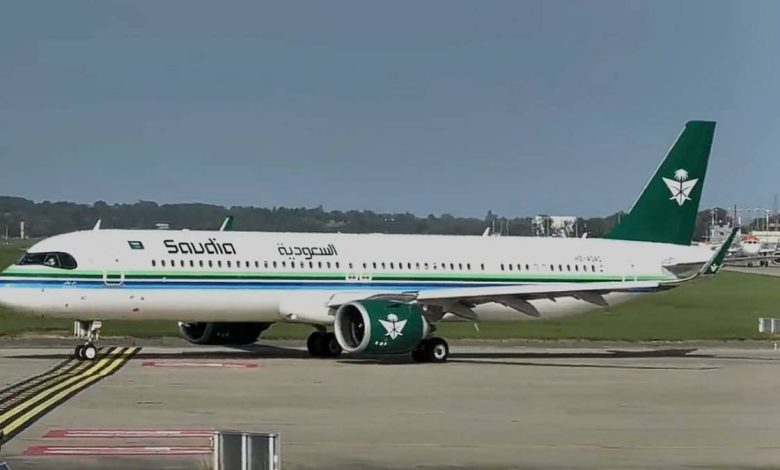 إحدى طائرات الخطوط الجوية السعودية بهويتها الجديدة تقلع من مطار جنيف