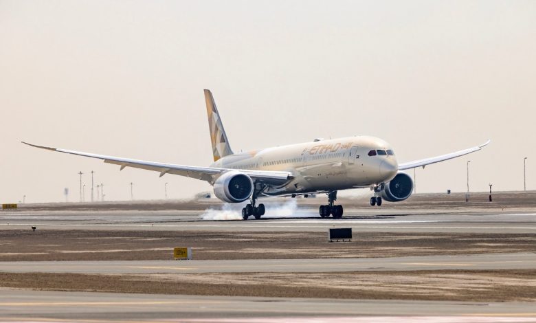 الاتحاد للطيران تعلن وصول بوينغ 78710 دريملاينر الجديدة إلى مطار أبوظبي