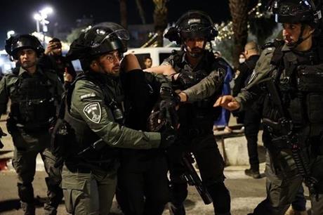 الاحتلال يعتقل 12 فلسطينيا بينهم سيدة ثمانينية وفتاة من القدس