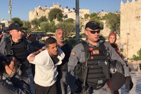 الاحتلال يقمع وقفة مساندة لغزة في القدس ويعتقل 6 شبان