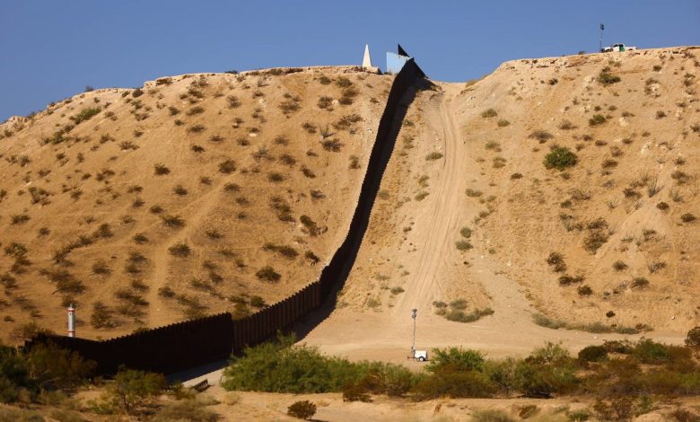 بايدن يعتزم التوسع في بناء الجدار الحدودي مع المكسيك