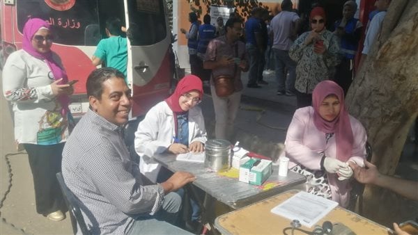 تضامنا مع الفلسطينيين.. توافد المصريين للتبرع بالدم في أسيوط.. فيديو وصور