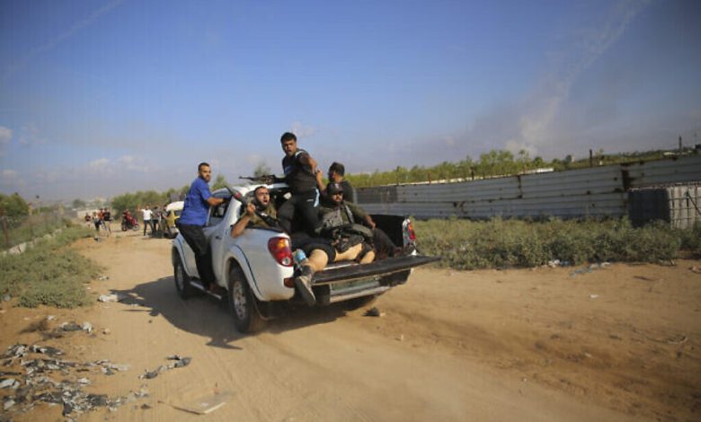 حماس تزعم أنها أسرت جنودا ومدنيين في هجوم دام على البلدات الحدودية في غزة
