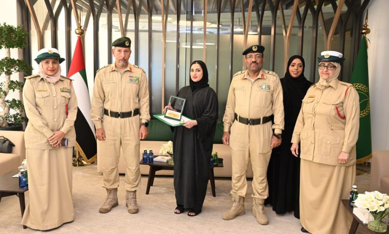 شرطة دبي تكرم مواطنة تقديراً لتعاونها وحسن تصرفها