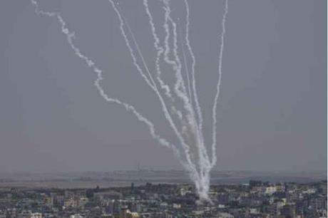 صفارات الإنذار تدوي في تل أبيب وبئر السبع وغلاف غزة
