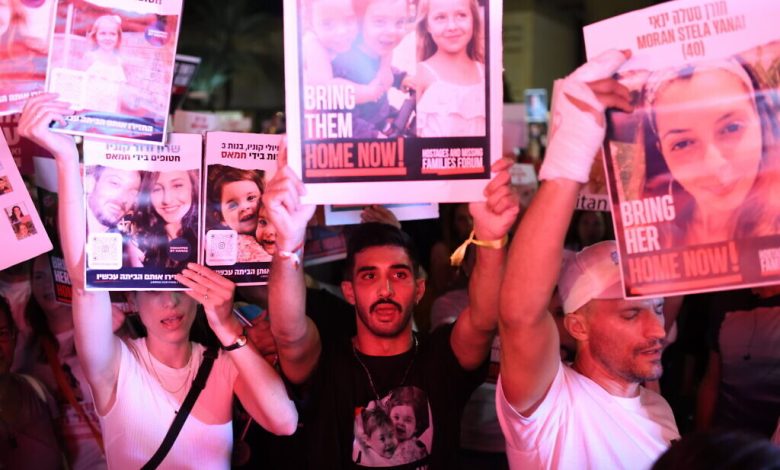 عائلات الرهائن الإسرائيليين تنتقد تقاعس الحكومة خلال مسيرة في تل أبيب