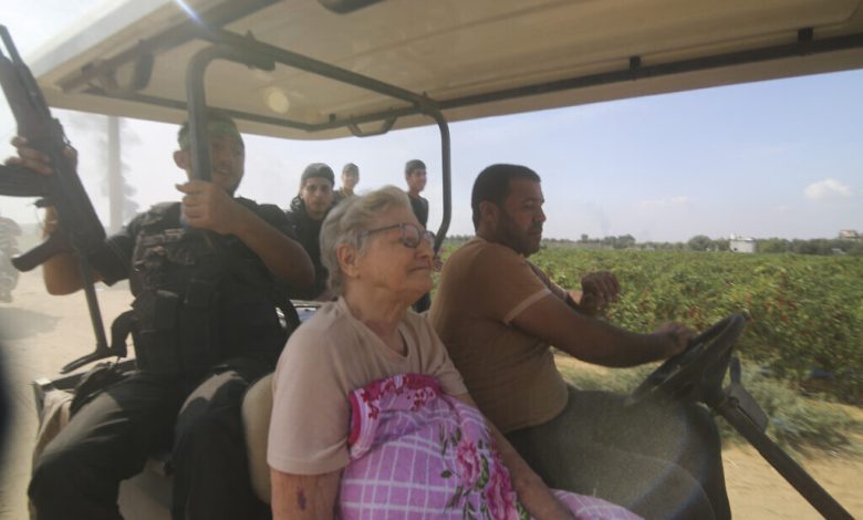 عائلة مسنة إسرائيلية محتجزة لدى حماس تعرب على خشيتها على وضع الرهائن الذين لا يحملون جنسية مزدوجة