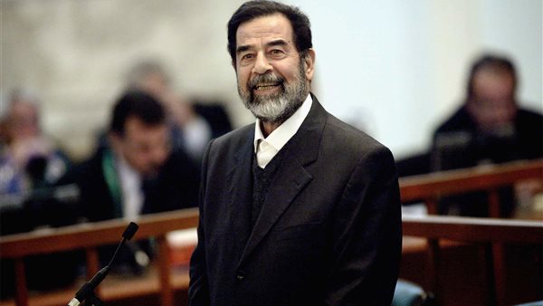 فيديو.. آخر كلمات صدام حسين وهو يضحك على منـصة الإعـدام