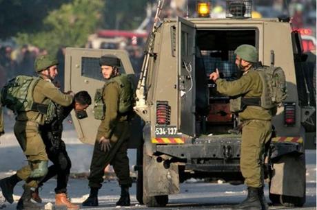 قوات الاحتلال تعتقل شابا غرب بيت لحم