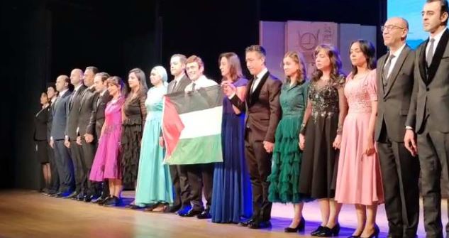 محمد صبحي يرفع علم فلسطين في آخر ليالي مسرحية «عيلة اتعمل لها بلوك»