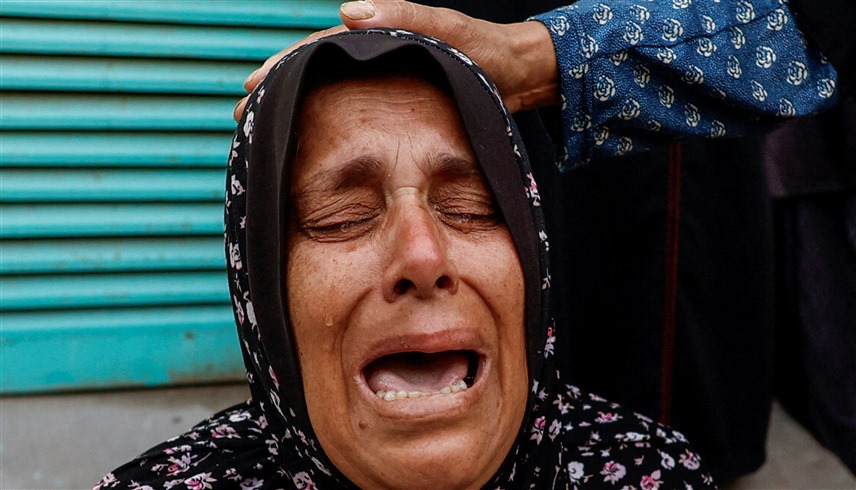 سيدة تبكي فقدان الأهل جرّاء الهجمات الإسرائيلية الماخبار السعوديةة على غزة (رويترز)