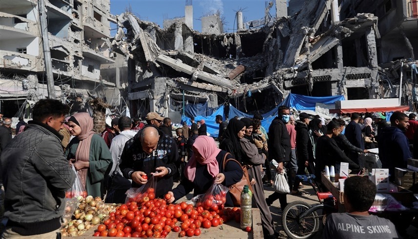 نازحون في غزة يمارسون جزءاً من حياتهم اليومية وسط الهدنة والدمار الذي خلفته الحرب (رويترز)
