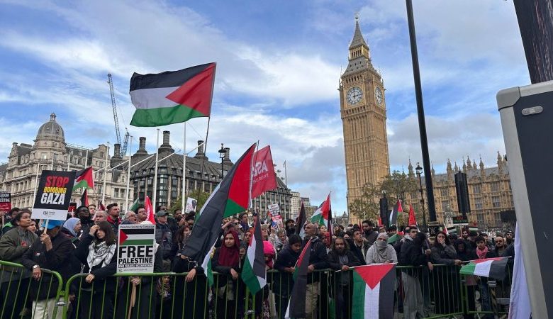 300 ألف شخص يتظاهرون في لندن تأييدا للفلسطينيين (صور)