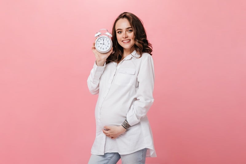 يشير انخفاض الجنيني في البطن الى اقتراب موعد الولادة (freepick)
