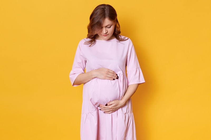 حدوث التقلصات في الرحم يعتبر من أبرز علامات الحمل (المصدر: freepick)