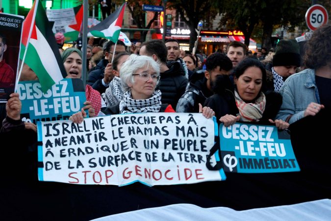 آلاف الفرنسيين يتظاهرون دعما لفلسطين وأمريكيون يلطخون البيت الأبيض