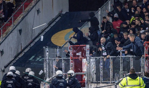 إصابة 32 شخصا في اشتباكات بين الشرطة والمشجعين في هامبورج