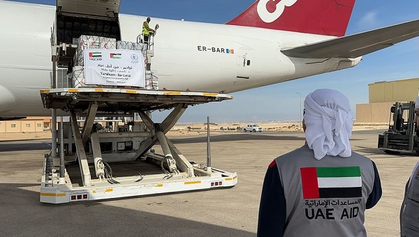 الإمارات ترسل 100 طن من المساعدات الغذائية والطبية لإغاثة الأشقاء في غزة