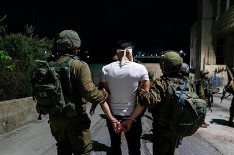 الاحتلال يعتقل ثمانية فلسطينيين بينهم امرأة في الخليل