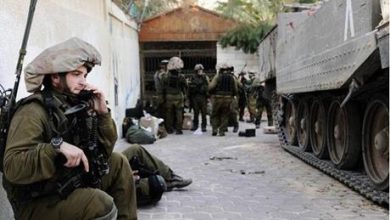 القوات الإسرائيلية تعتقل فلسطينيين خلال تفتيش منازل في الخليل