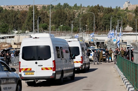«تضم 13 اسماً».. إسرائيل تتلقى قائمة المحتجزين المقرر إطلاق سراحهم بثالث أيام الهدنة