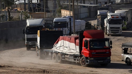دخول 120 شاحنة مساعدات وتسلم الأسرى.. مصر: يوم ثالث للهدنة بلا عقبات