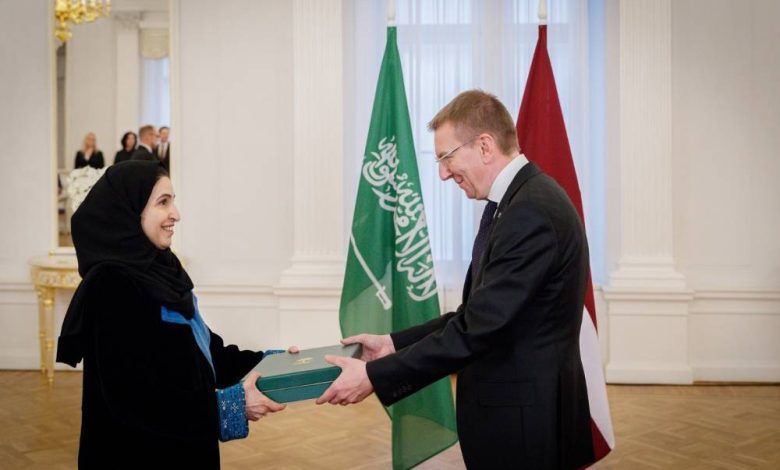 سفيرة خادم الحرمين لدى فنلندا تقدم أوراق اعتمادها سفيرة غير مقيمة لدى لاتفيا - أخبار السعودية