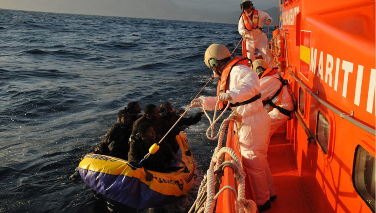 سفينة إغاثة تنقذ 75 مهاجرا غير نظامي قبالة السواحل الإيطالية