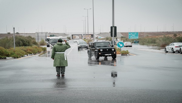 شرطة دبي تدعو السائقين إلى توخي الحيطة والحذر بسبب التقلبات الجوية