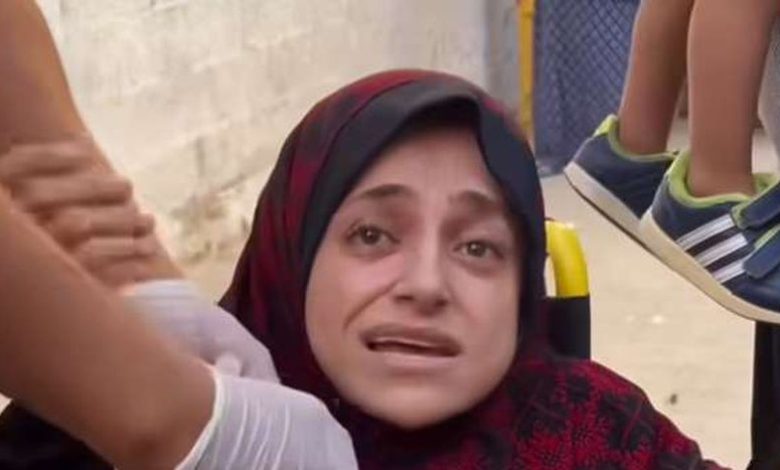 فلسطينية تبكي بسبب قصف مسجد بقطاع غزة: بحفظ فيه القرآن من 13 سنة
