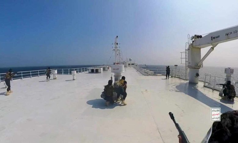 فيديو.. مشاهد لسيطرة القوات البحرية اليمنية على السفينة الإسرائيلية واقتيادها إلى الساحل اليمني