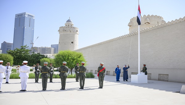 محمد بن زايد يرفع علم الإمارات في قصر الحصن