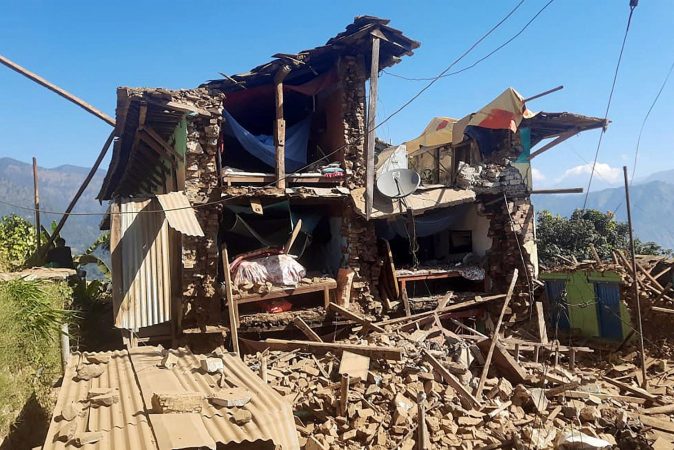 مصرع أزيد من 132 شخصا بسبب زلزال يضرب النيبال