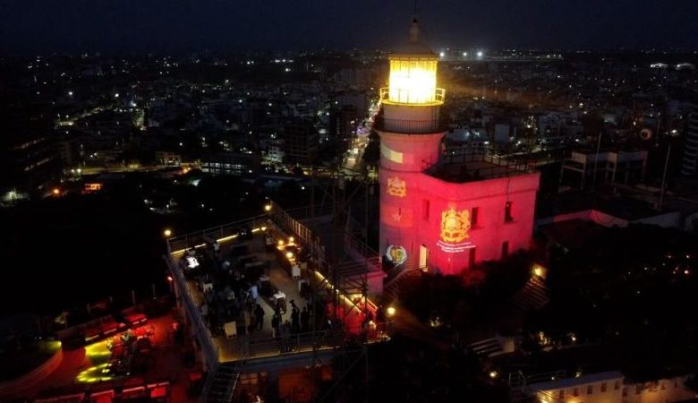 منارة ماميل الشهيرة في دكار تتزين بألوان المغرب والسنغال احتفالا بذكرى استقلال المملكة