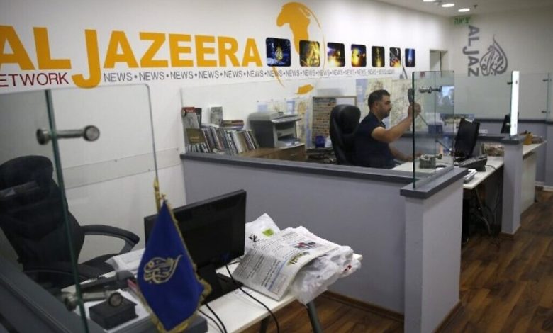 وزير الإتصالات يمضي قدما في خطته لإغلاق قناة الجزيرة مع دعم وزير الدفاع للخطوة