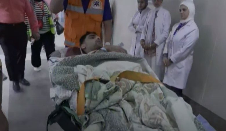 وصول فلسطينيين عبر معبر رفح لمستشفى التضامن في بورسعيد