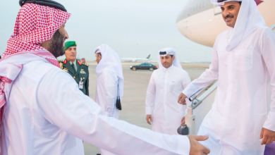 ولي العهد يستقبل أمير دولة قطر لدى وصوله العاصمة الرياض