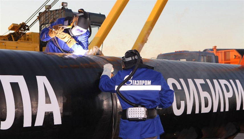عاملان لدى غازبروم أثناء صيانة جزء من خط باور أوف سيبريا للغاز بين روسيا والصين (أرشيف)